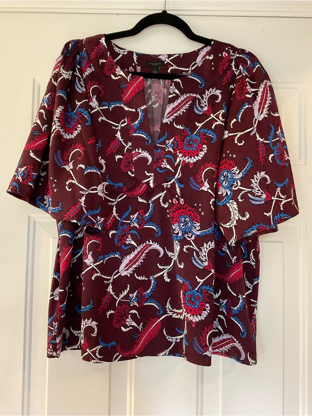Ann Taylor Factory Burgundy Floral V-Neck Flutter Sleeve Blouse - Large